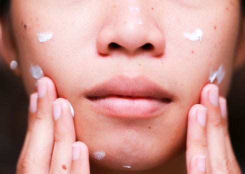 Bước 3: Thoa kem dưỡng ẩm