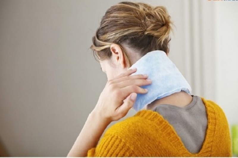 Chườm lạnh lên cột sống cổ
