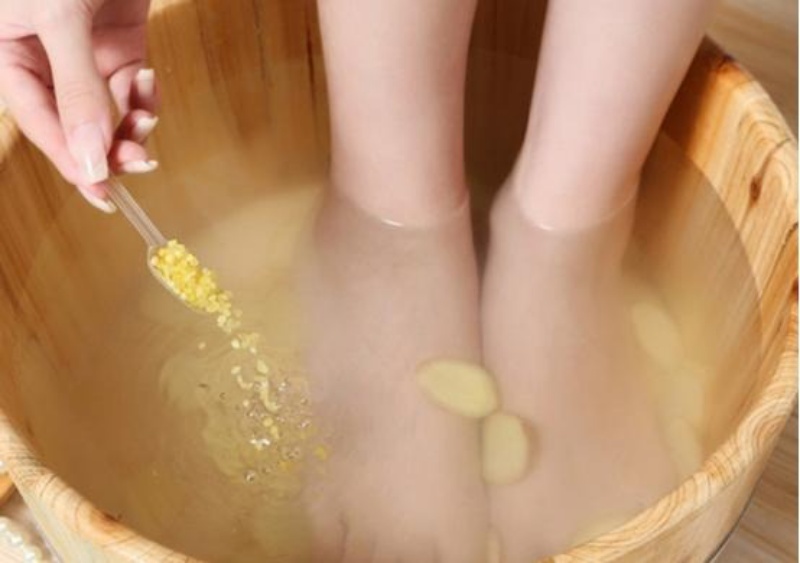 Chữa khớp với muối và gừng