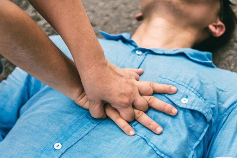 Hô hấp nhân tạo khi thấy nạn nhân có dấu hiệu ngừng thở