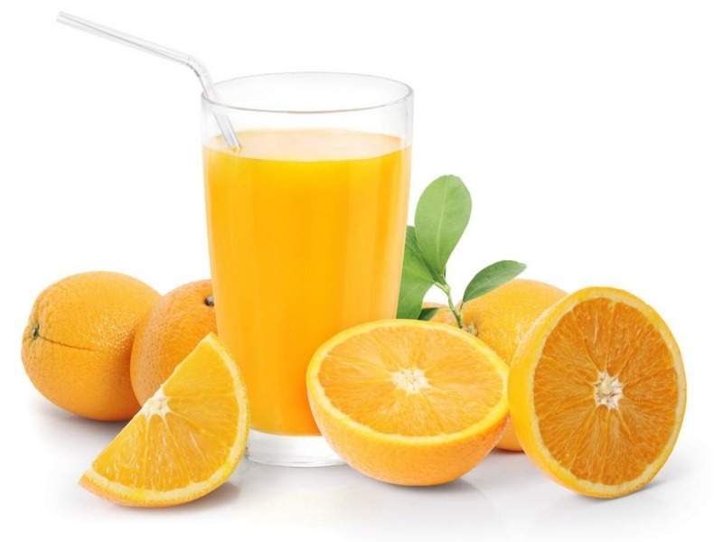 Uống nước cam cũng là một trong những đáp án trả lời cho câu hỏi bệnh khớp gối nên ăn gì?