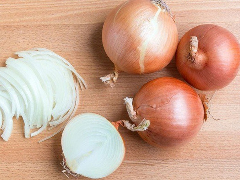 Người đau khớp gối nên ăn hành tây