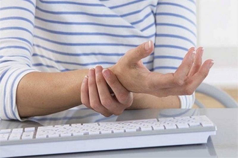 Thoái hóa cổ tay rất dễ gặp ở phụ nữ nội trợ và dân văn phòng