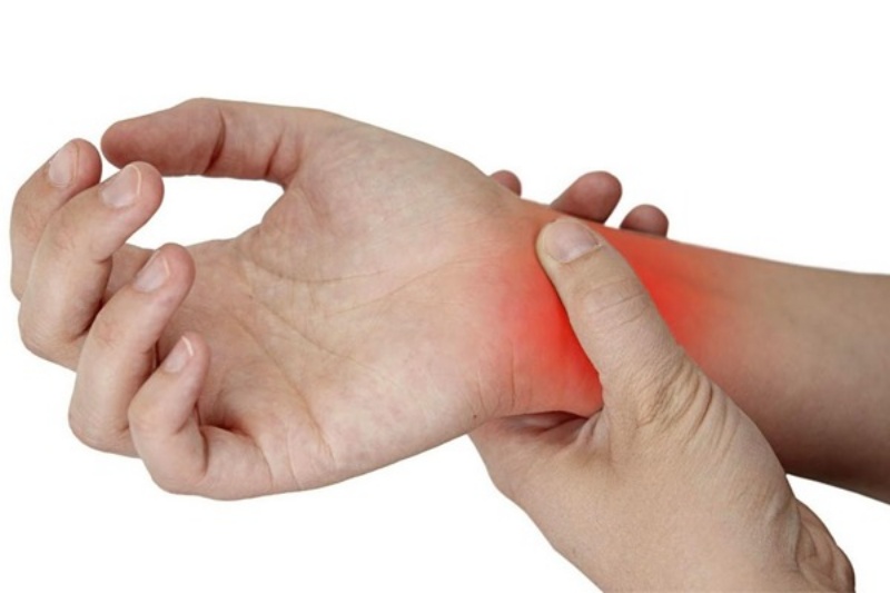 Thoái hóa khớp khiến vùng cổ tay đau nhức, khó vận động và thực hiện các công việc sinh hoạt hằng ngày