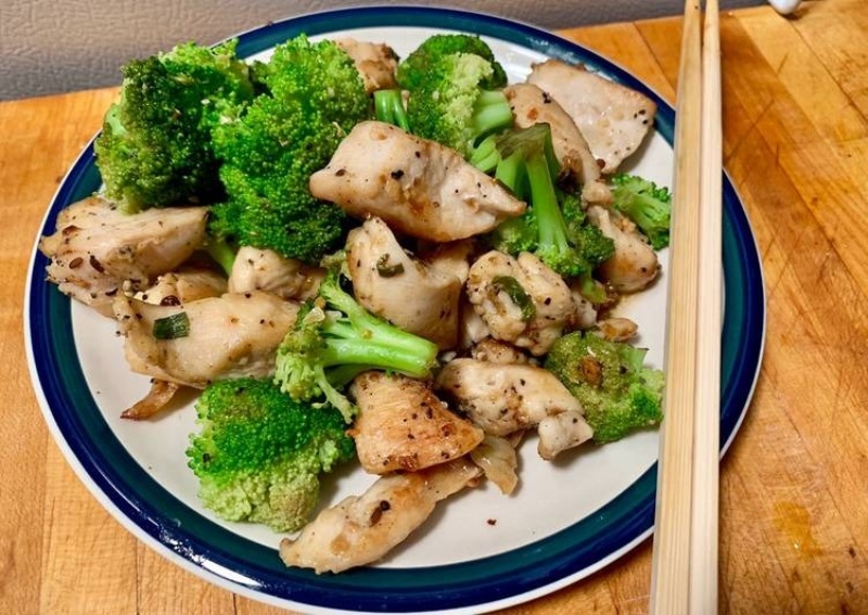 Ức gà xào broccoli.