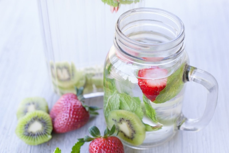 Nước detox được chế biến từ kiwi và dâu tây.