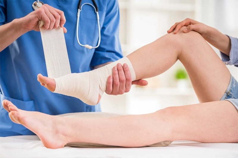 Bong gân có thể được điều trị bằng Đông lẫn Tây y, nhưng nên theo chỉ định của bác sĩ chuyên môn