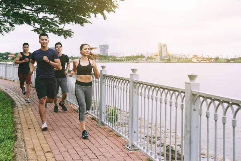 Người mắc thoát vị đĩa đệm có nên đi bộ hay không?