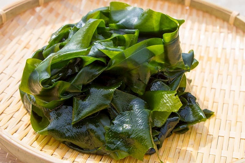 Rong biển ăn kèm với các thực phẩm khác giúp loại bỏ chất béo dư thừa trong cơ thể