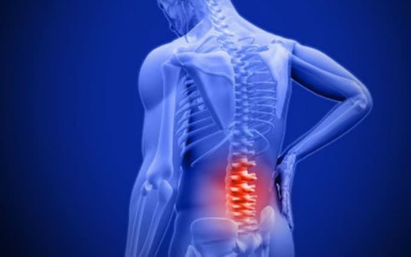 Đau cột sống lưng âm ỉ kéo dài