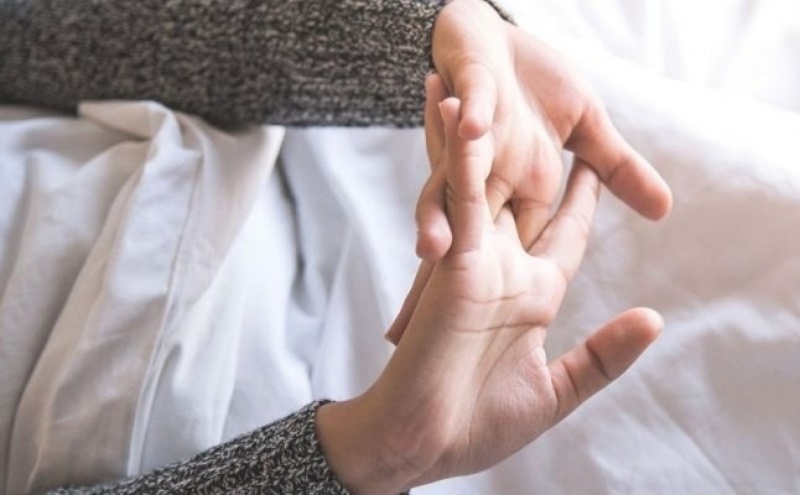 Bẻ tay, vặn lưng, cổ quá mức