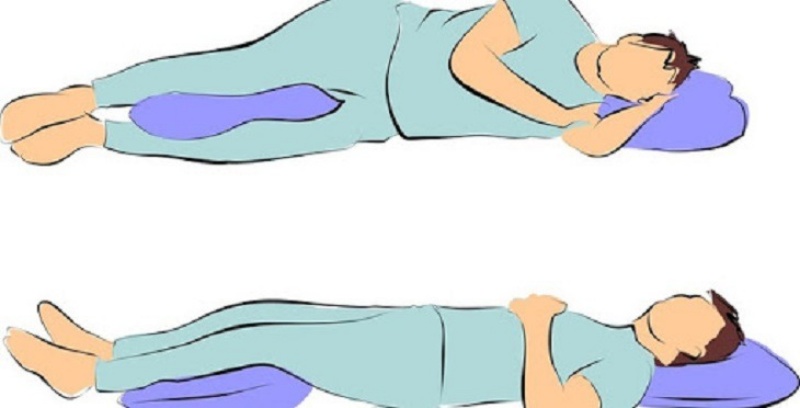 Người bệnh nên nằm ngửa, kê gối dưới lưng và đầu gối