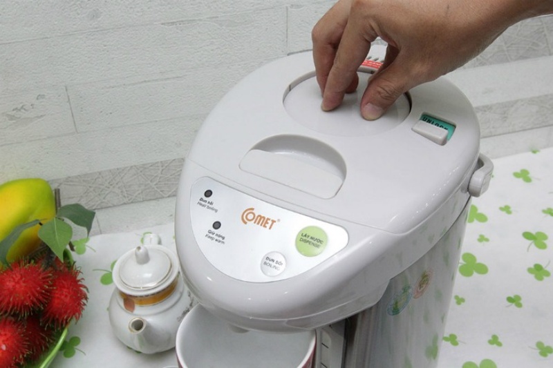 Nhấn bơm tay lấy nước