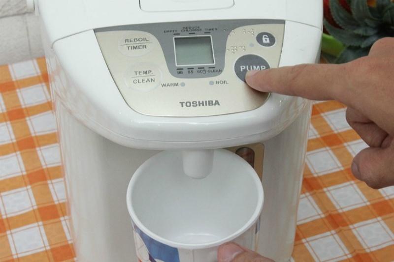 Nhấn nút rót nước trên bảng điều khiển