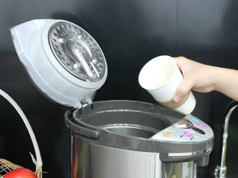 Đổ giấm ấm vào bình thủy điện để tẩy cặn