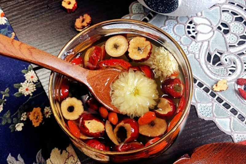 Trà hoa cúc, táo đỏ.