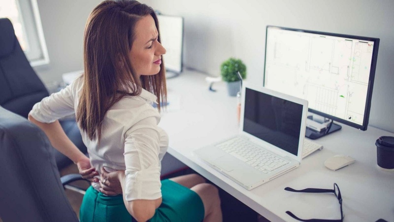 Những bệnh lý xương khớp nguy hiểm do tư thế ngồi máy tính sai 