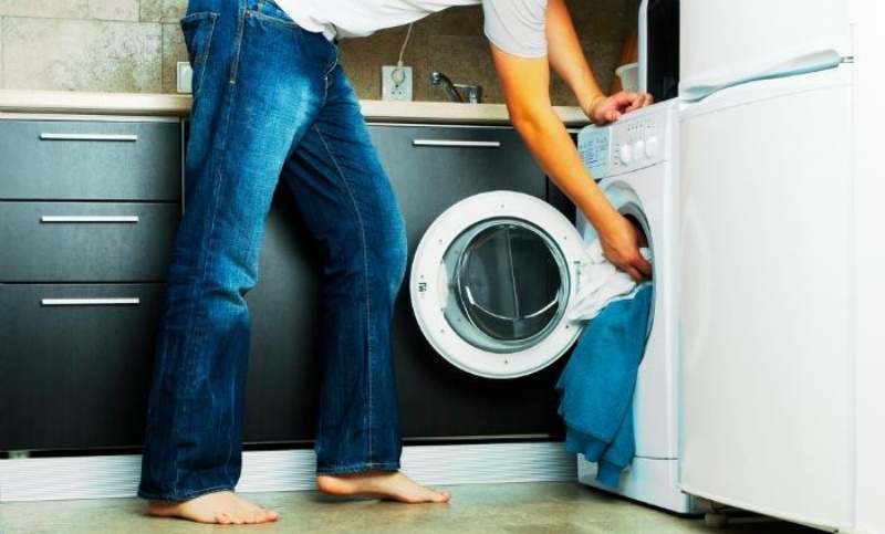 Cho nhiều đồ vào sẽ khiến máy giặt phải làm việc quá tải