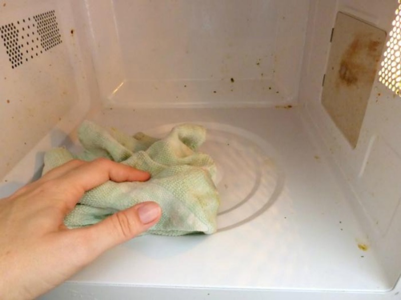 Vệ sinh kỹ lò vi sóng sau mỗi lần sử dụng