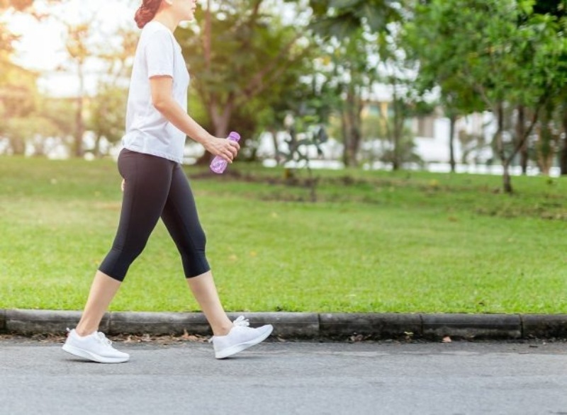 Đi bộ đúng cách giúp hỗ trợ điều trị thoái hóa khớp gối