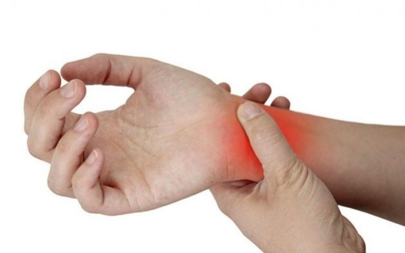 Độ tuổi, thói quen sinh hoạt,... là những yếu tố gây ra viêm khớp cổ tay