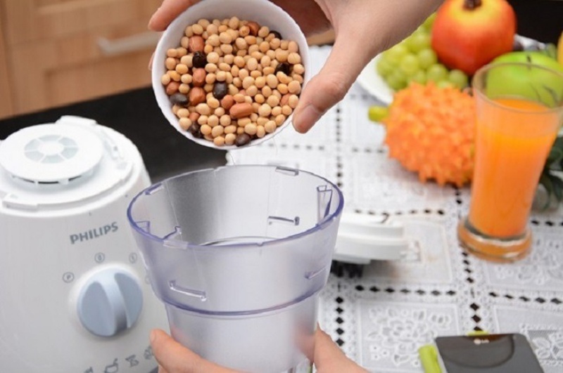 Cho hạt khô vào cối xay nhỏ