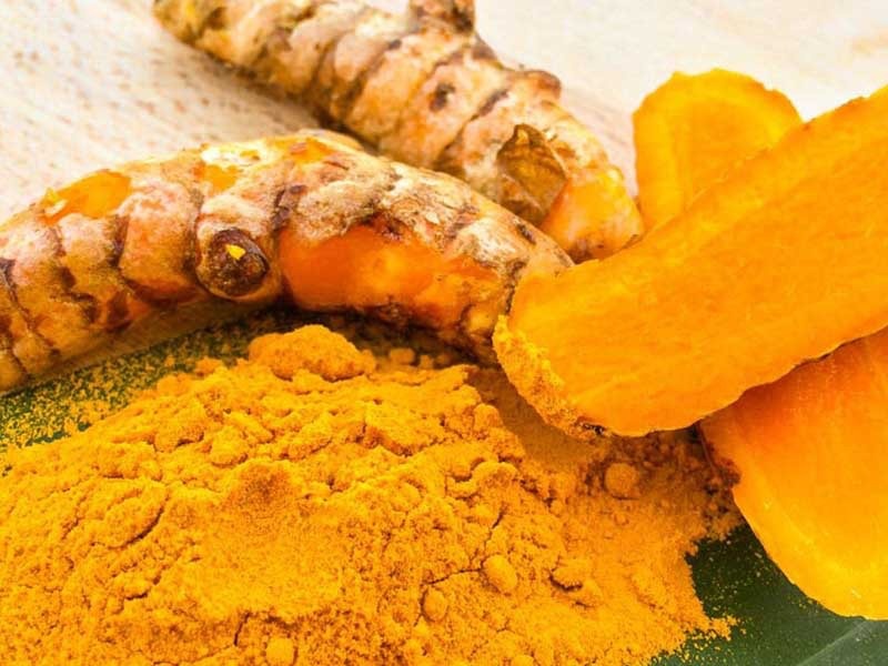 Bột nghệ và nước