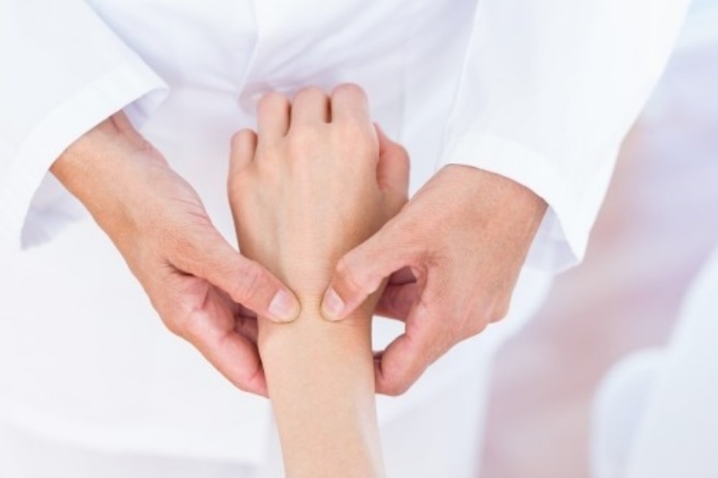 Những triệu chứng để nhận biết khi bạn bị gãy xương bàn tay