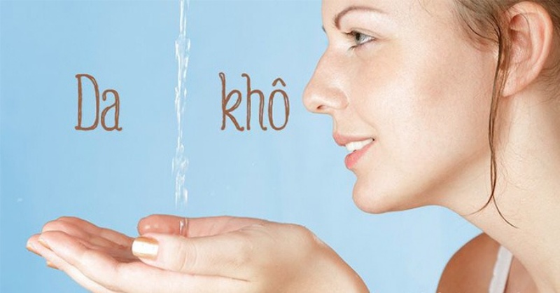 Bổ sung đủ nước là cách chăm sóc da khô cần thiết hàng đầu với các chị em