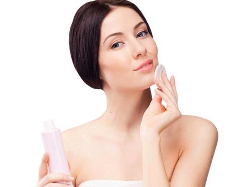 Dùng nước hoa hồng cũng cần phải đúng cách khi chăm sóc da hỗn hợp