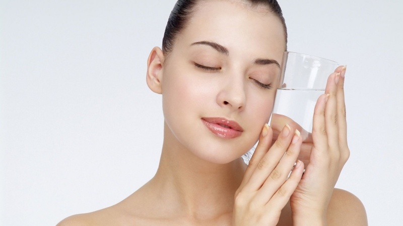 Uống đủ nước mỗi ngày