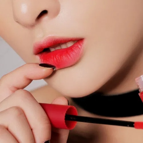 Đánh son lòng môi đơn giản mà đẹp trong mọi hoàn cảnh