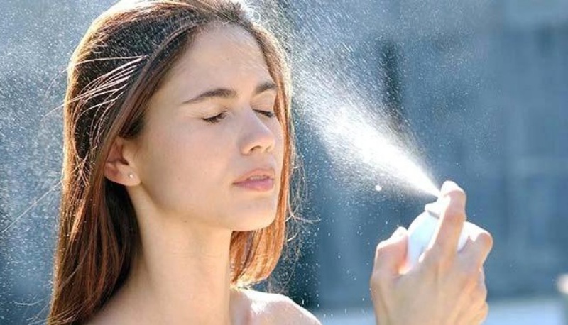 Sử dụng xịt khoáng sẽ giúp làn da nhạy cảm mềm mại, đủ độ ẩm