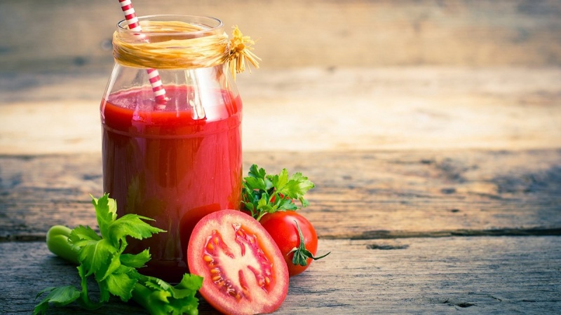 Chỉ vài phút, một ít nước ép cà chua đã mang lại cho bạn làn da mịn màng