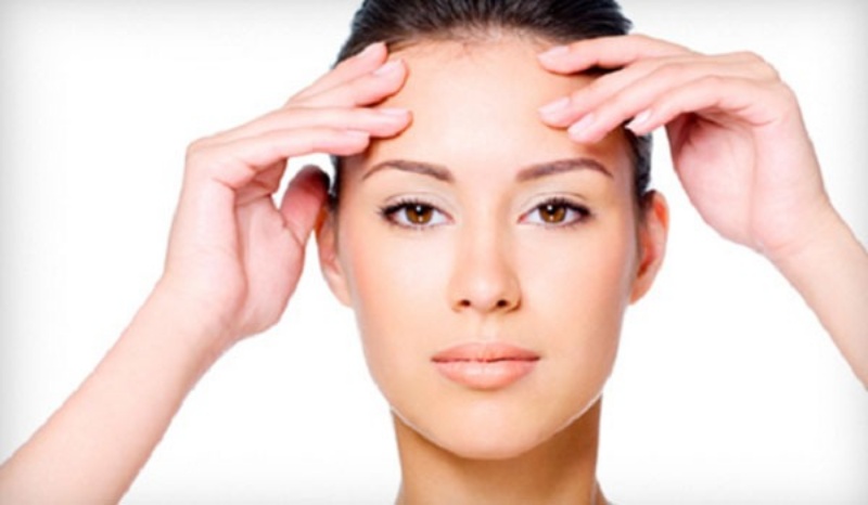 Cách xóa nếp nhăn vùng trán bằng massage