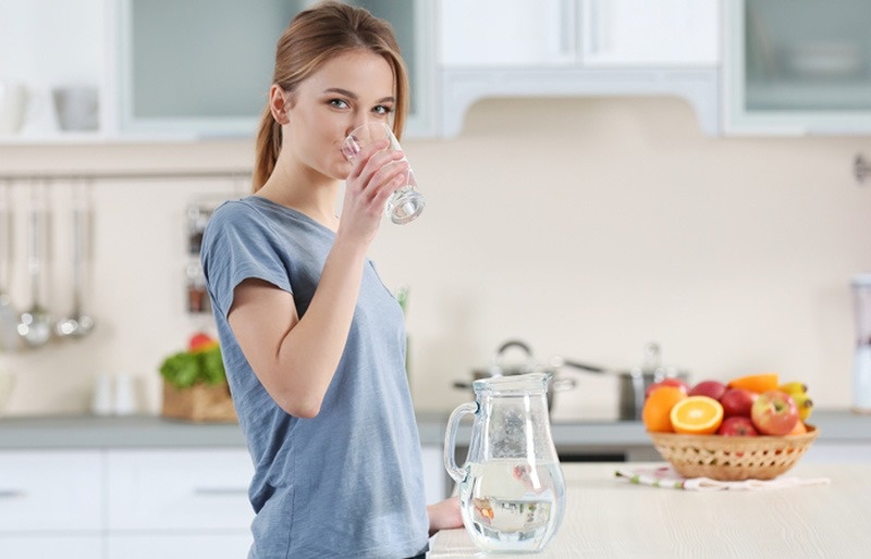 Uống đủ nước để chăm sóc da khô ngày hè