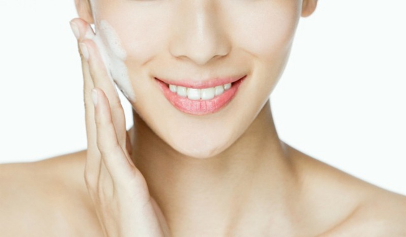 Rửa mặt sạch trước khi đi ngủ