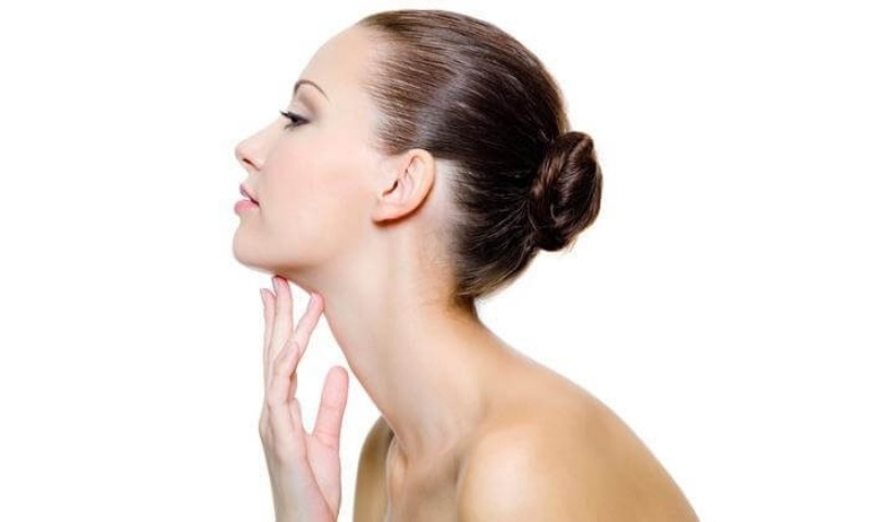 Dưỡng trắng da cổ và gáy không khó nếu như bạn áp dụng đúng cách