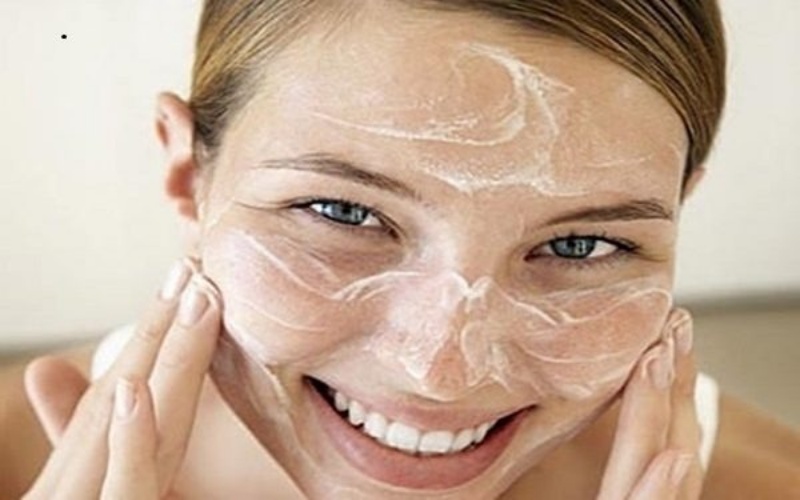 Massage bằng nước gạo trên mặt lẫn vùng cổ và gáy