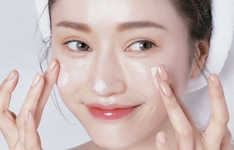 Dưỡng ẩm cho da thường xuyên để giảm hình thành nếp nhăn và các dấu hiệu lão hoá khác.