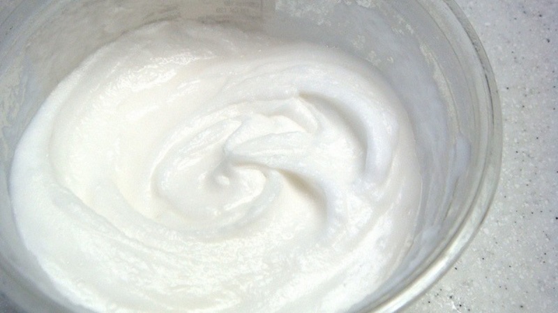 Trộn baking soda với nước