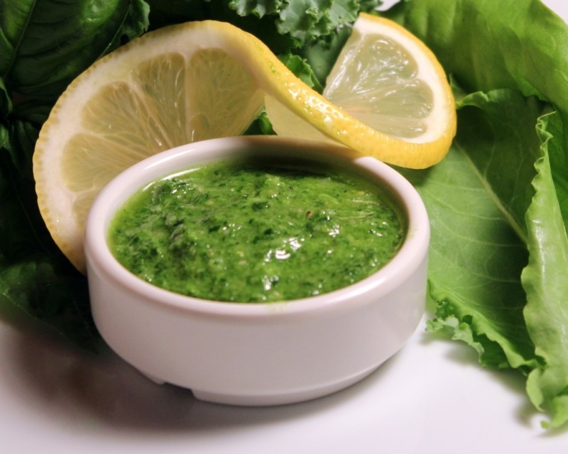 Trộn bột húng quế và chanh