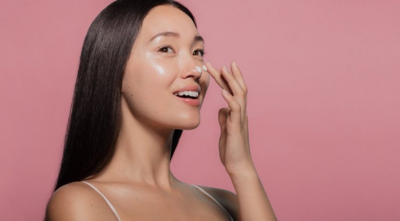 Thoa sản phẩm làm sáng da, xóa mờ thâm nám, như vitamin C chẳng hạn