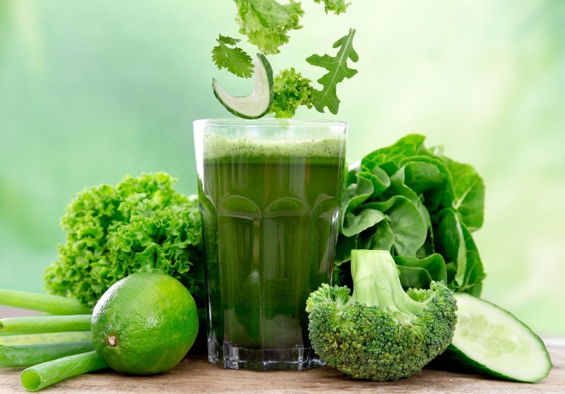 Da căng mịn nhờ uống nước và đắp mặt nạ rau má