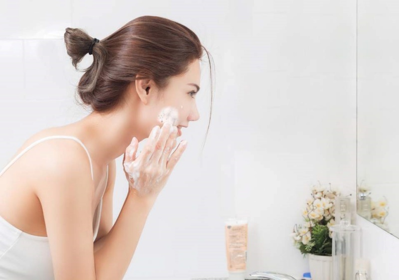 Nên chọn sữa rửa mặt giúp kiểm soát dầu