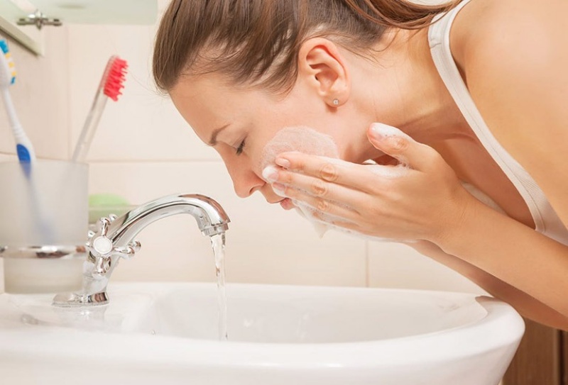 Sử dụng sữa rửa mặt 