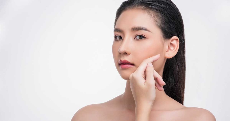 Làm cách nào để hạn chế ảnh hưởng của trọng lực đối với da mặt ?