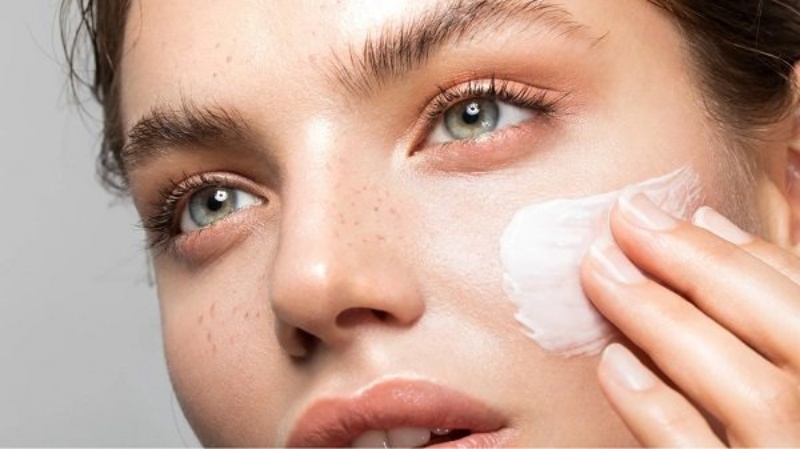 Chăm sóc da chuyên sâu cho tuổi 50 – dưỡng ẩm không thể thiếu