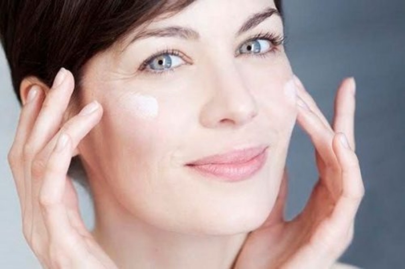 Đừng quên cấp ẩm cho làn da bằng kem dưỡng ẩm
