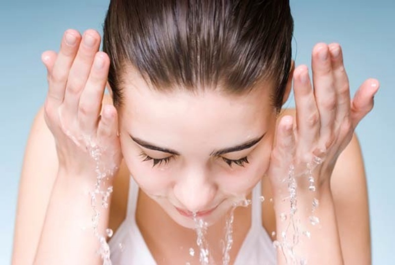 Rửa mặt là bước đầu tiên trong quá trình chăm sóc da mụn tuổi dậy thì